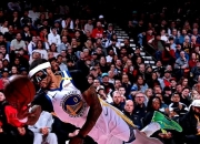 米兰体育官网-勇士惨遭开拓者逆转，遗憾丢掉大比分。