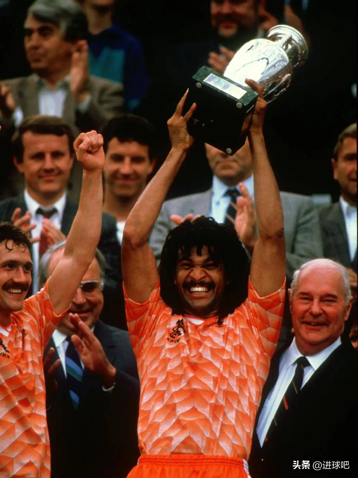 荷兰队在激烈较量中赢得关键胜利