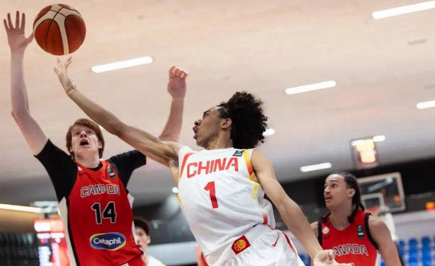 加拿大男篮队员表现神勇,连续砍下高分 加拿大男篮队员表现神勇,连续砍下高分