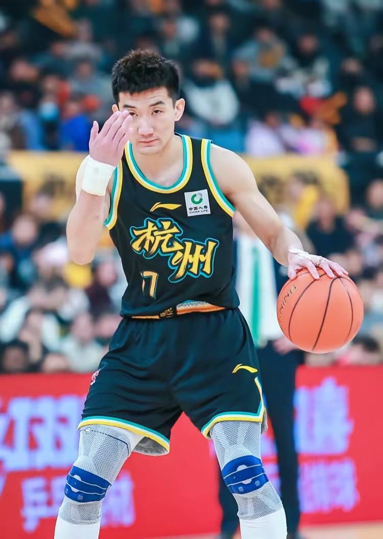 广厦战胜辽宁，一举成为焦点