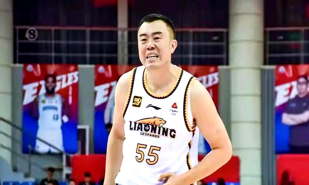 精湛表现!球员在关键时刻冷静应对比赛挑战 精湛表现!球员在关键时刻冷静应对比赛挑战