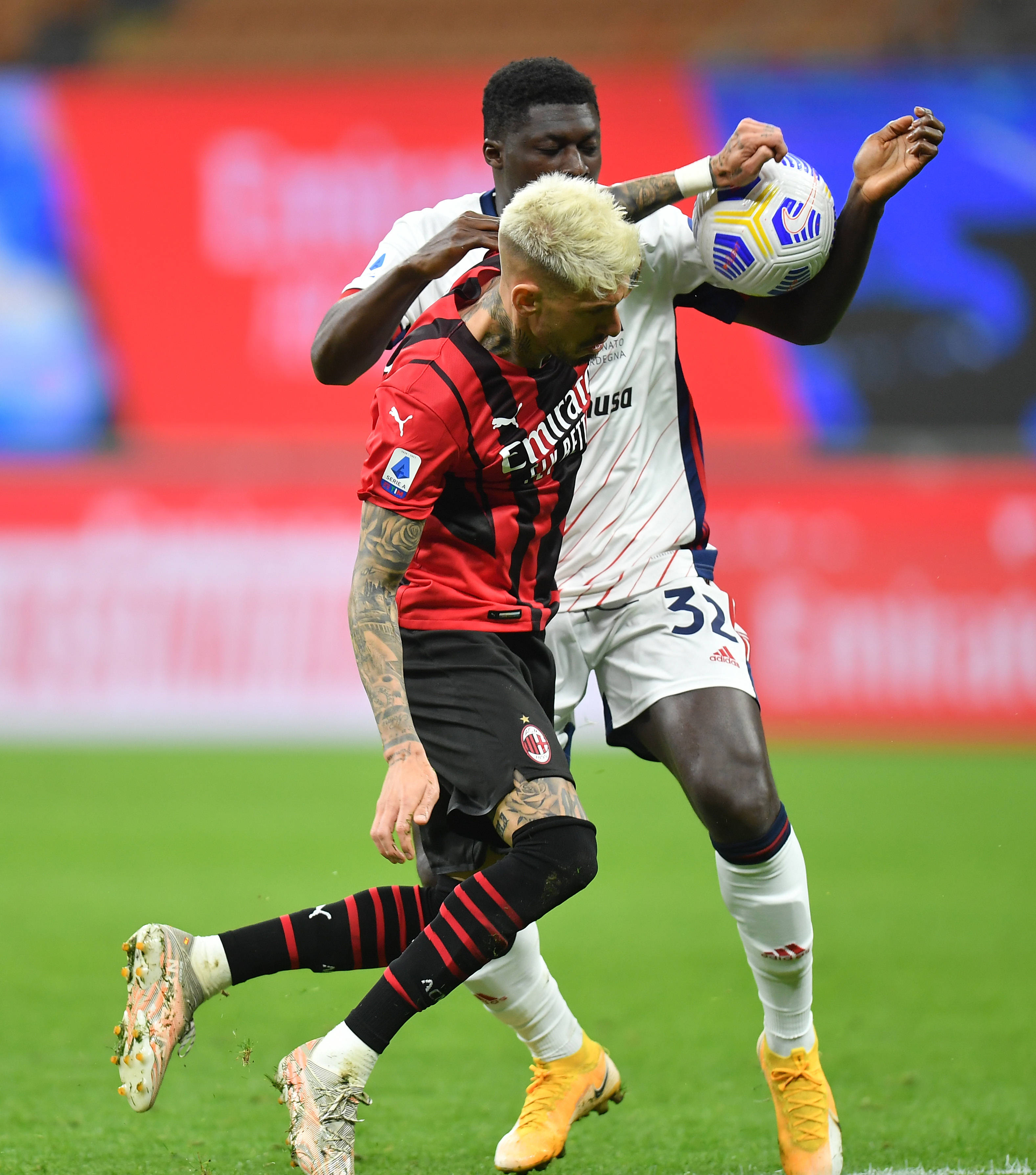 包含卡利亚里主场告捷，赢得关键三分的词条