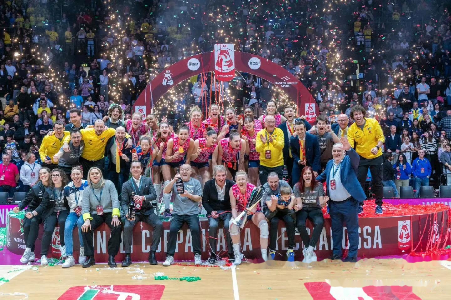 意大利队在场上大放异彩，实现胜利的简单介绍