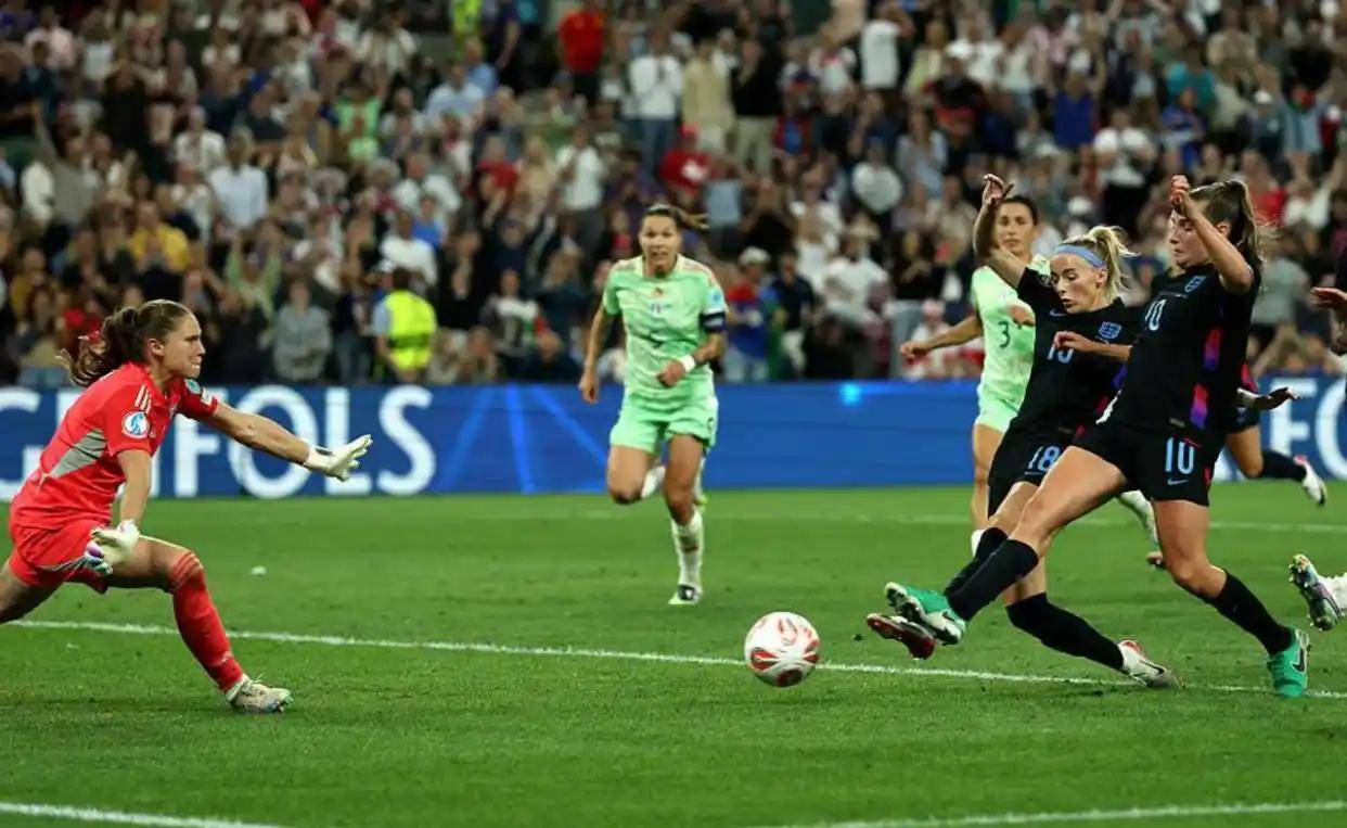 意大利女足后卫防守坚固,顶住对手压力 意大利女足后卫防守坚固,顶住对手压力