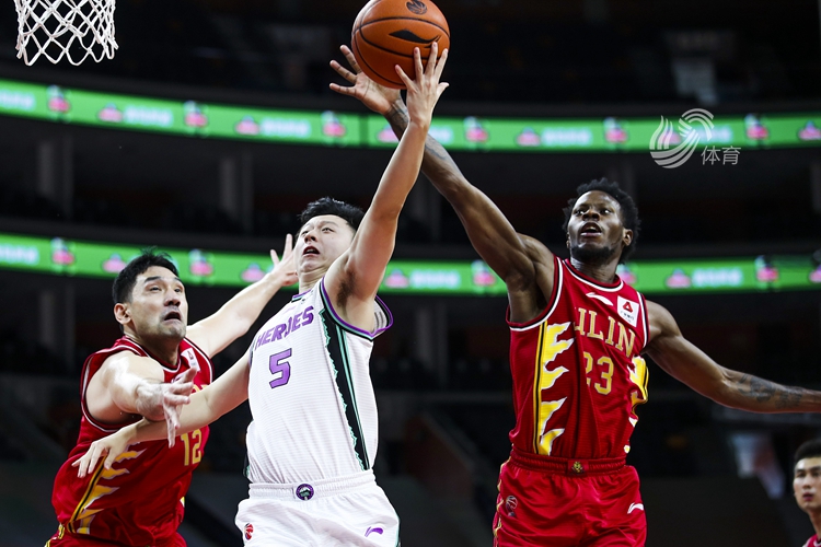 正在进行中的比赛陷入胶着，双方势均力敌激烈对抗的简单介绍