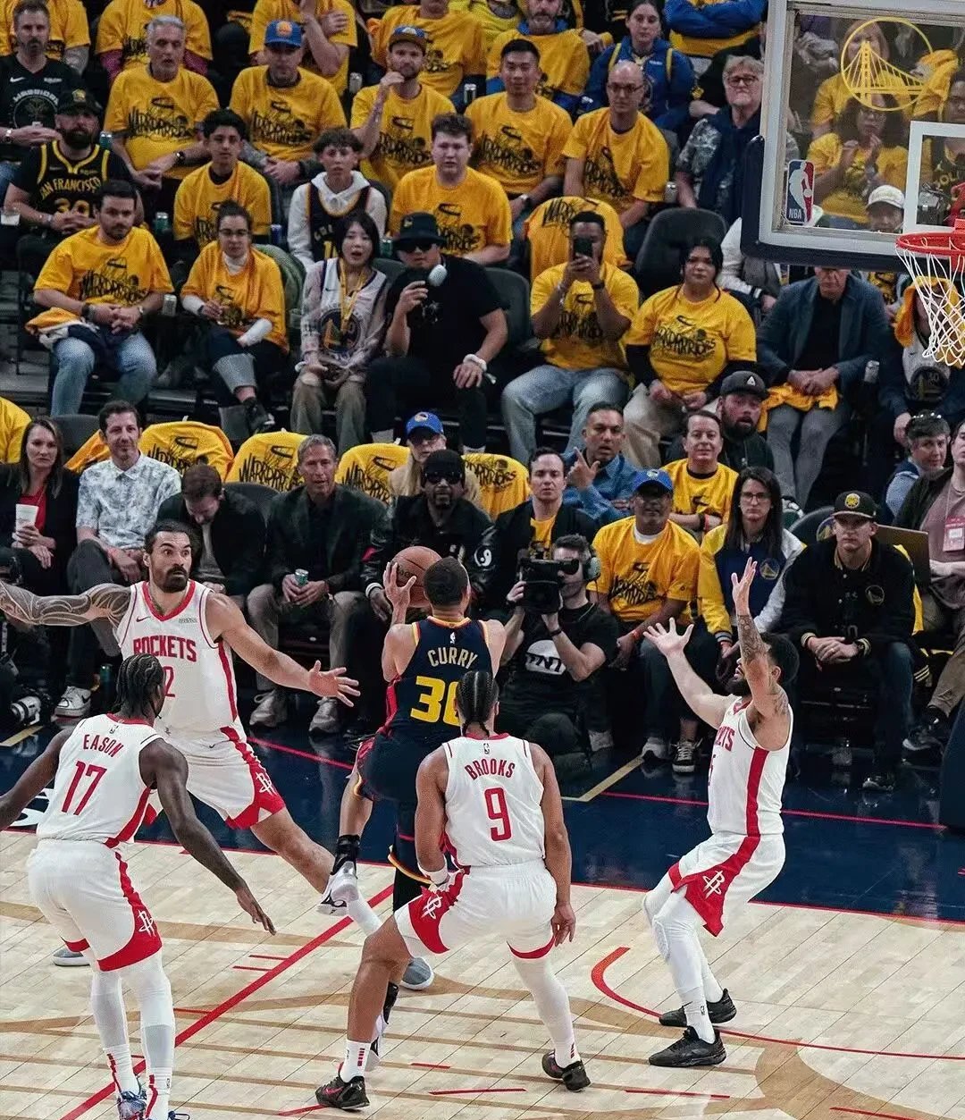 火箭大胜骑士,困境依然难脱 火箭大胜骑士,困境依然难脱