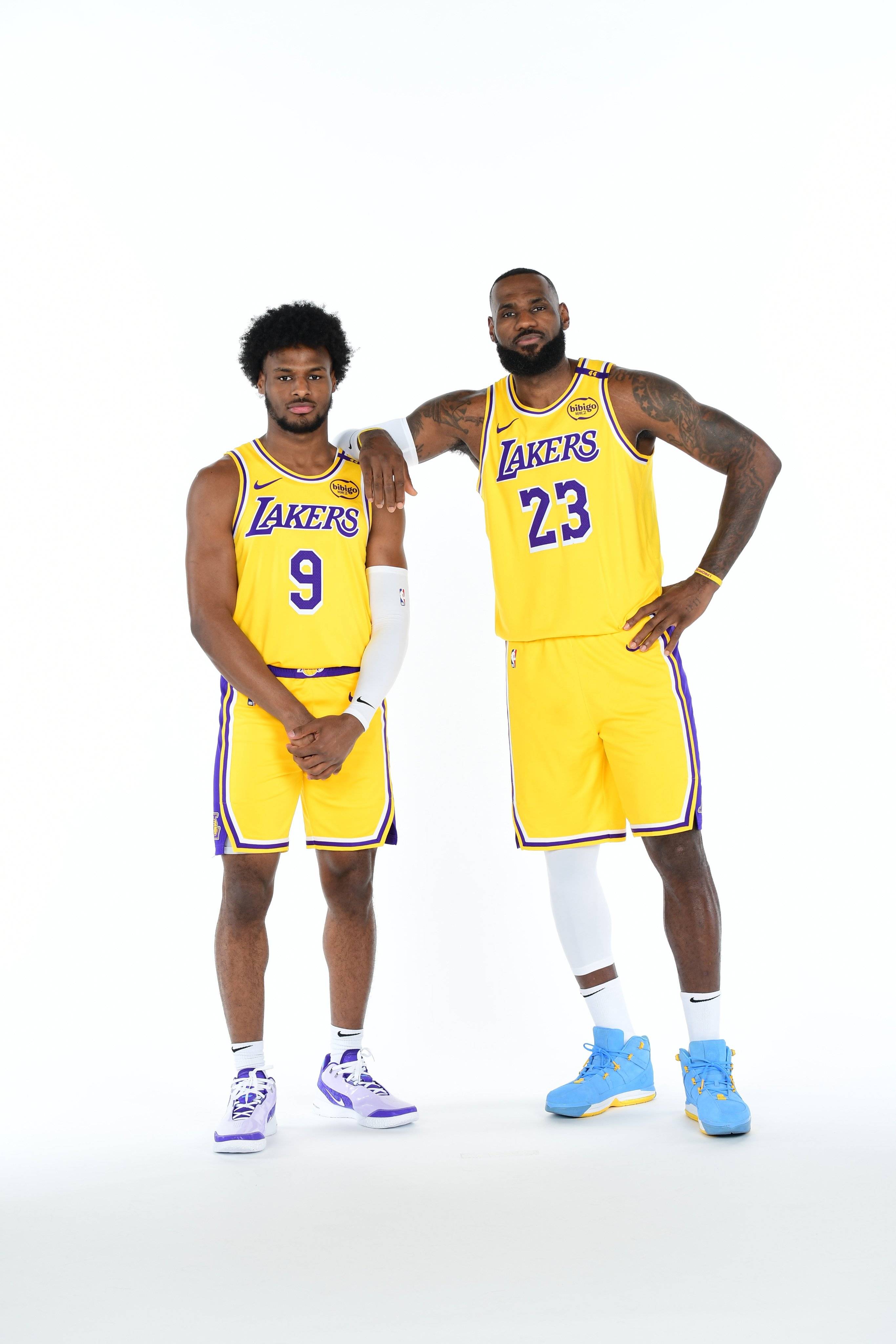 詹姆斯领衔湖人夺取胜利